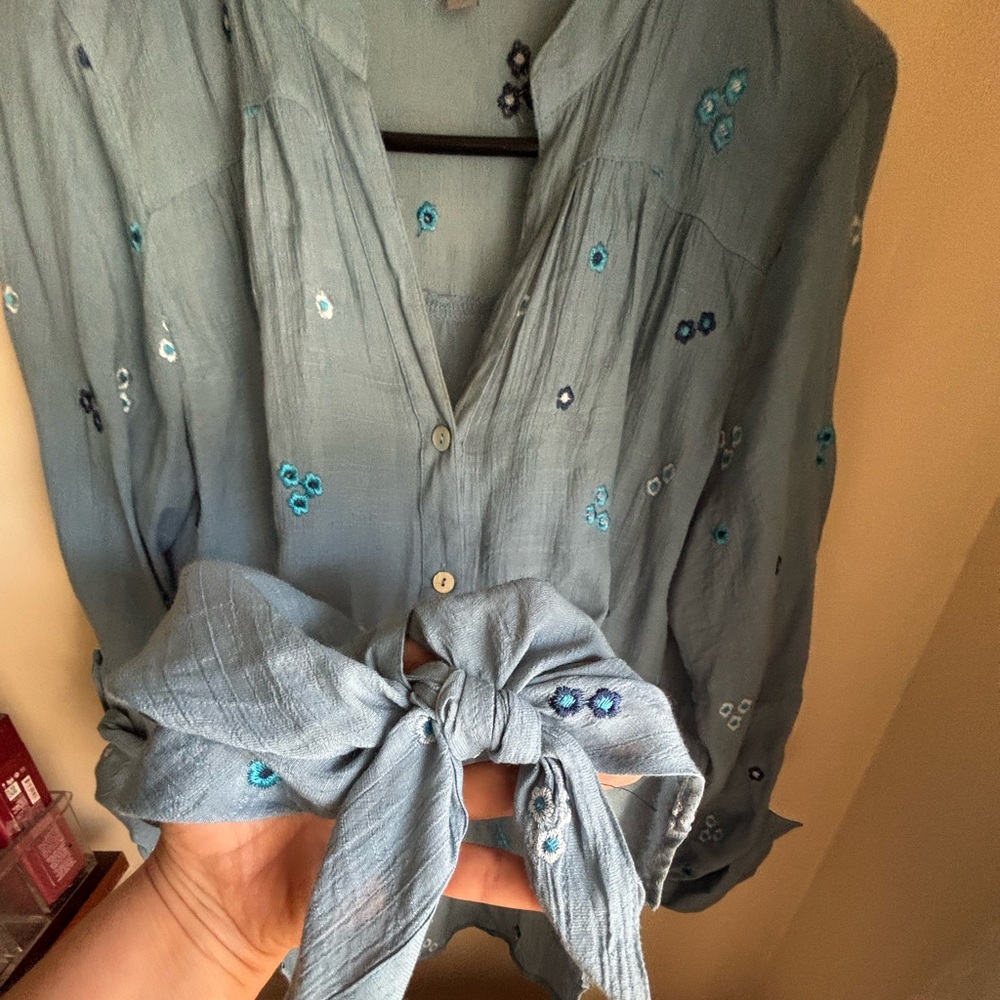 Figueroa & Flower Blue Floral Top for Women small size - Picture 5 of 13